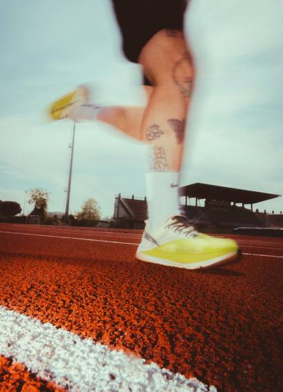 Passada de corredor na pista de atletismo
