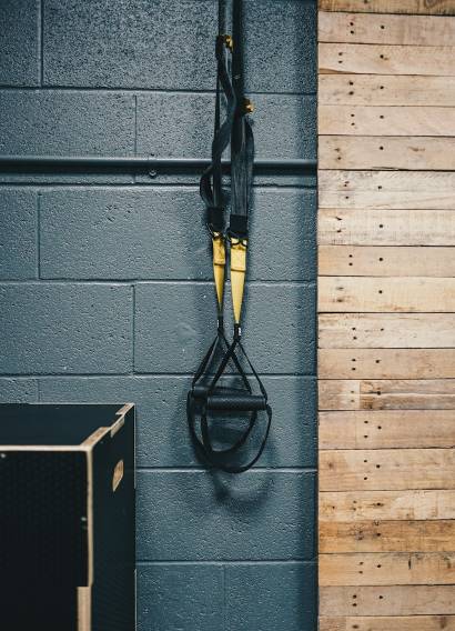 Correias de treino em suspensão penduradas na parede